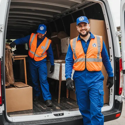 Двама хамали за извозване на стара ракла