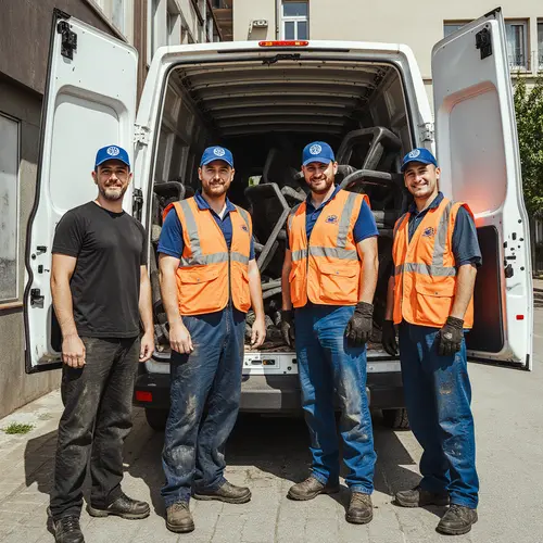 Екип хамали за извозване на стари офис столове